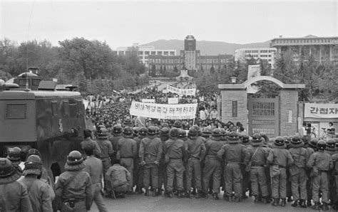 Gwangju Ayaklanması: Güney Kore Demokrasi Hareketinin ve 1980'lerin Siyasi İkliminin Sembolü